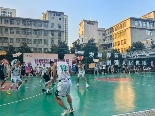 球员们拼抢, src, 多元